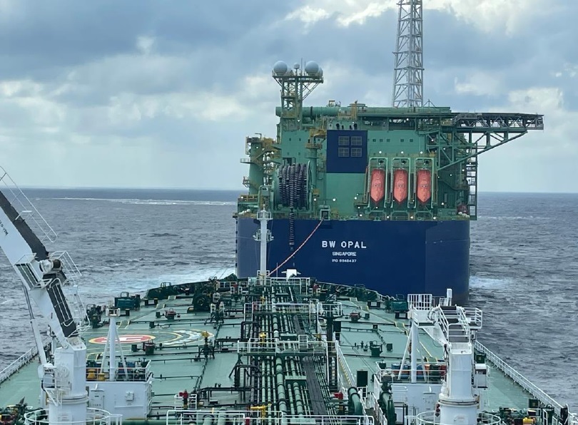유조선이 초경질유를 선적을 위해 바로사가스전 부유식 복합생산설비(FPSO)에 접안하고 있다. SK이노베이션 제공