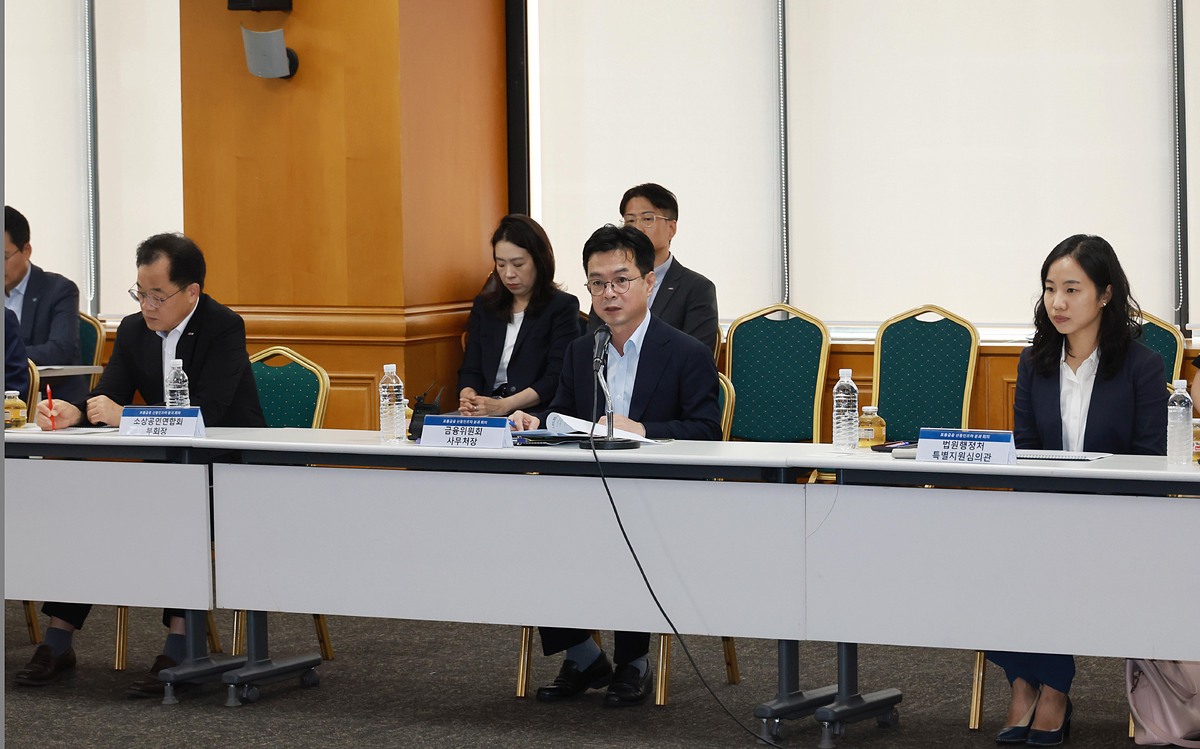 =신진창 금융위원회 사무처장이 27일 오전 서울 중구 은행회관에서 개최한 ‘포용금융 전략 추진단’&nbsp;신용인프라 분과회의 및 제7차 신용평가체계 개편 T/F에서 상공인 전용 신용평가체계(SCB) 은행권 도입을 위한 준비상황을 점검하고, 관계기관·전문가·소비자단체 등의 의견을 수렴했다. 금융위 제공