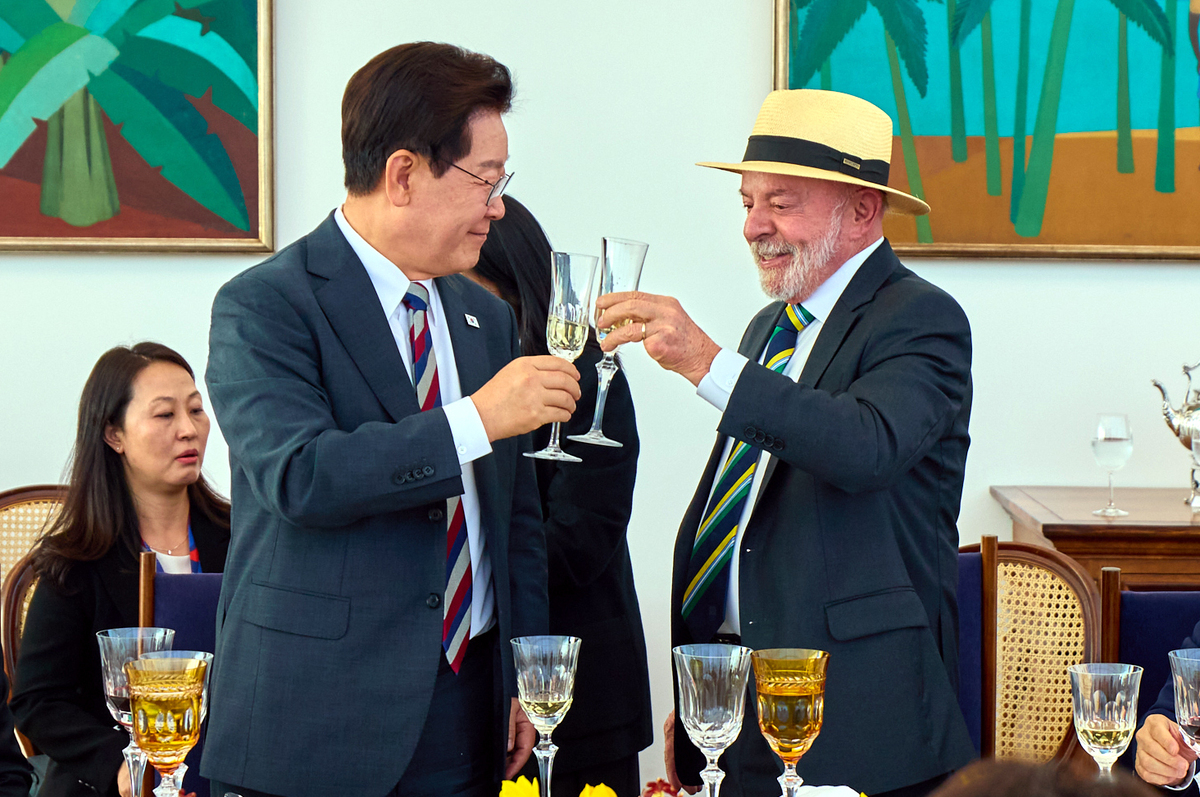 이재명 대통령이 28일&nbsp;브라질 브라질리아 대통령관저에서 열린 국빈 오찬에서 루이스 이나시우 룰라 다 시우바 브라질 대통령과 건배를 하고 있다. 뉴시스/공동취재