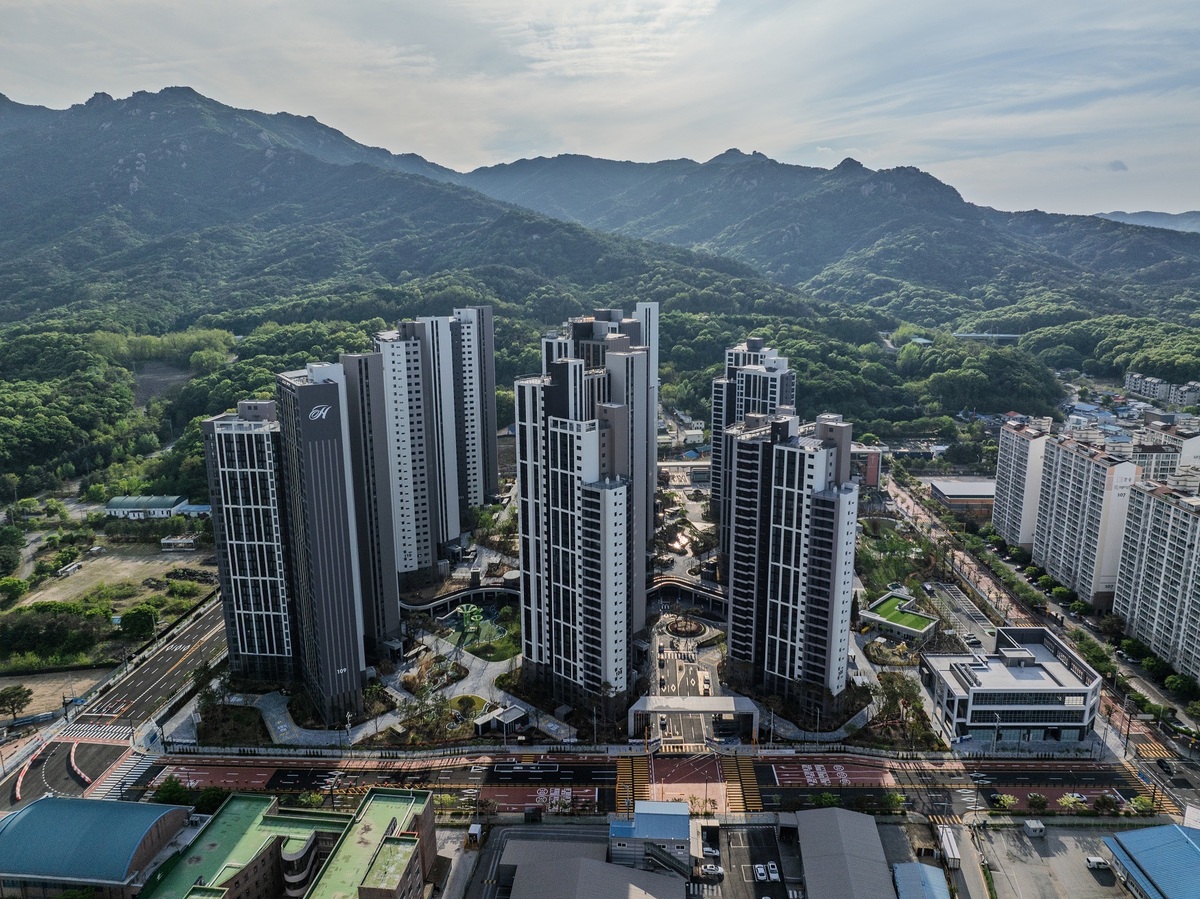 경기도 의정부시 호원동 HS 회룡역파크뷰 아파트 전경.&nbsp; 현대건설 제공