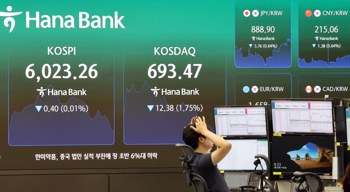 29일 오전 서울 중구 하나은행 딜링룸 전광판에 700선 아래로 내려간 코스닥지수가 표시되고 있다. 뉴시스