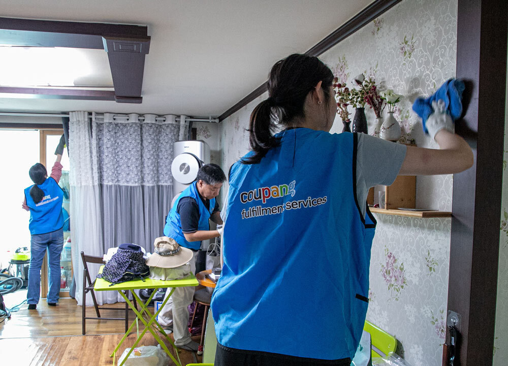 지난 28일 오후 전문 청소업체와 쿠팡풀필먼트서비스 직원들이 인천 서해구 관내 임시 대피소에 체류해온 주민의 거주지를 청소하고 있다. 쿠팡 제공