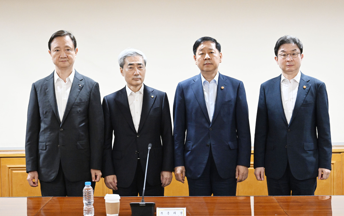 구윤철 부총리 겸 재정경제부 장관이 지난달 서울 중구 은행연합회에서 열린 시장상황점검회의에서 기념촬영 하고 있다. 왼쪽부터 이찬진 금융감독원장, 신현송 한국은행 총재, 구윤철 부총리, 이억원 금융위원장. 뉴시스