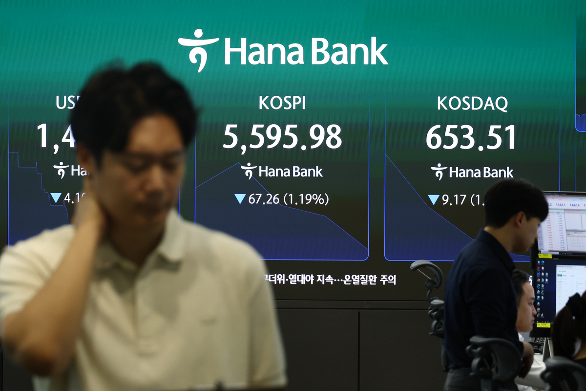 30일 서울 하나은행 본점 딜링룸에서 관계자들이 업무를 보고 있다. 뉴시스