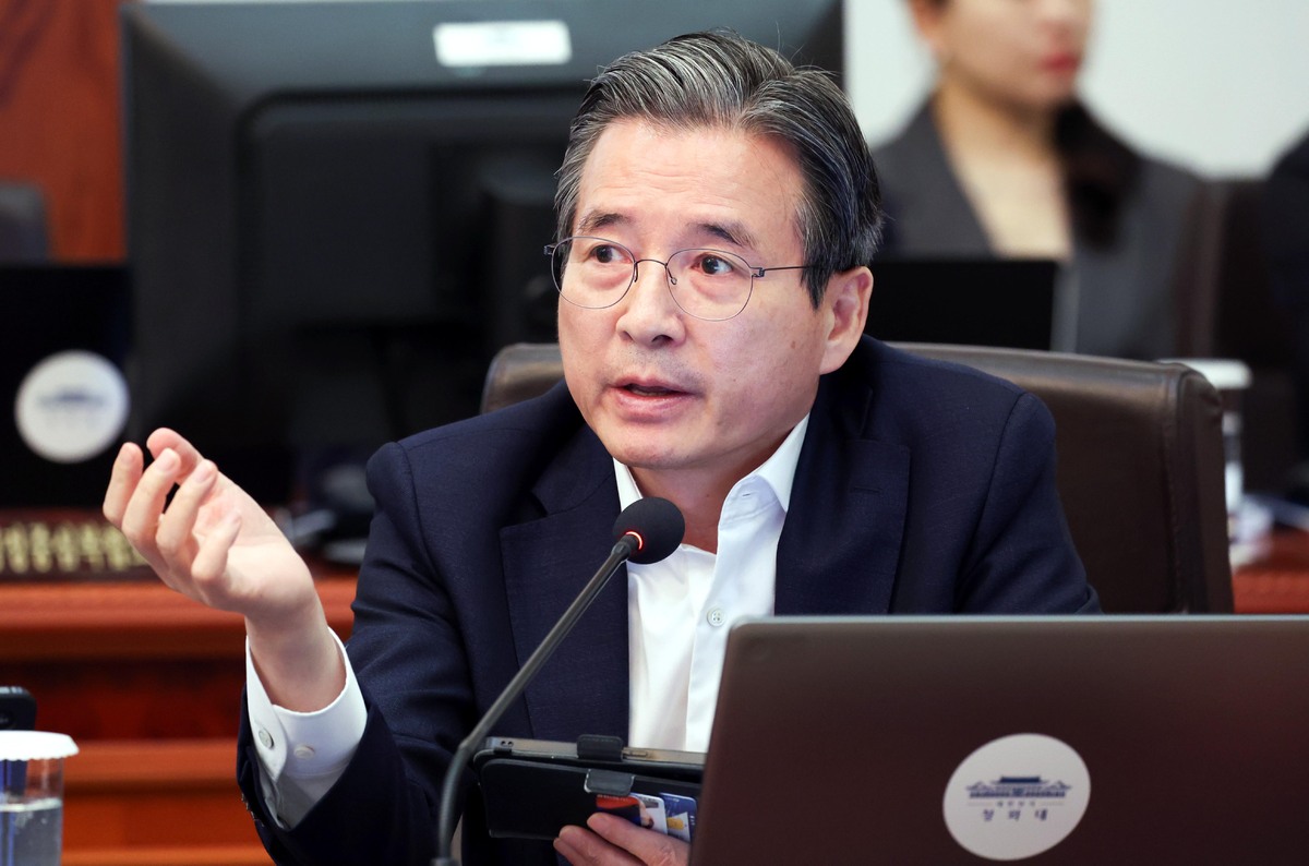 김용범 정책실장이 지난달&nbsp;청와대에서 열린 국무회의에서 발언하고 있다.&nbsp;뉴시스