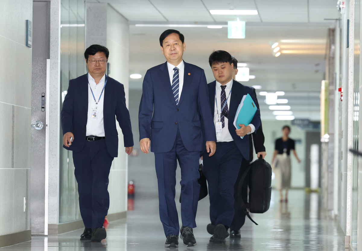 구윤철 경제부총리 겸 재정경제부 장관(가운데)이 지난달 30일 오전 서울 여의도 국회 의원회관에서 열린 부동산을 포함한 당정 하반기 세제개편안 비공개 회의장으로 들어가고 있다. 뉴시스