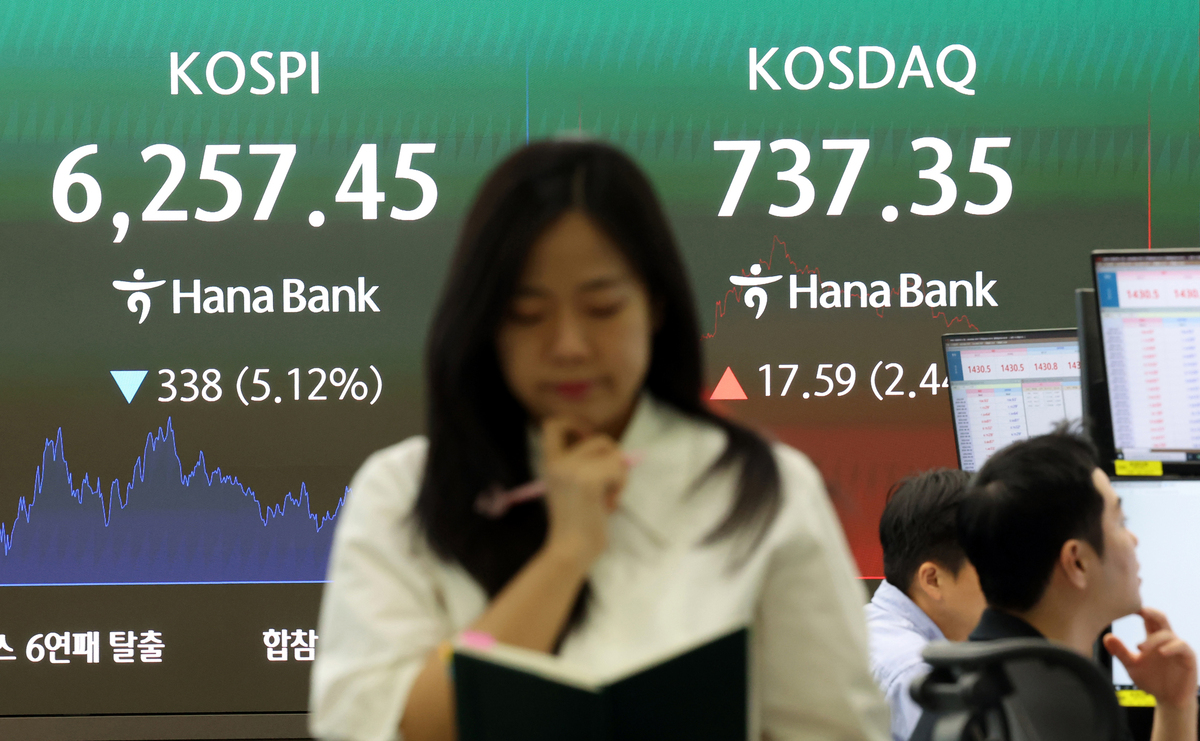 코스피 지수가 전 거래일보다 5.12% 내린 6257.45에 장을 마감한 3일 오후 서울 중구 하나은행 본점 딜링룸에서 딜러가 업무를 보고 있다. 코스닥은 전 거래일보다 2.44% 오른 737.35에 거래를 마쳤다. 뉴시스