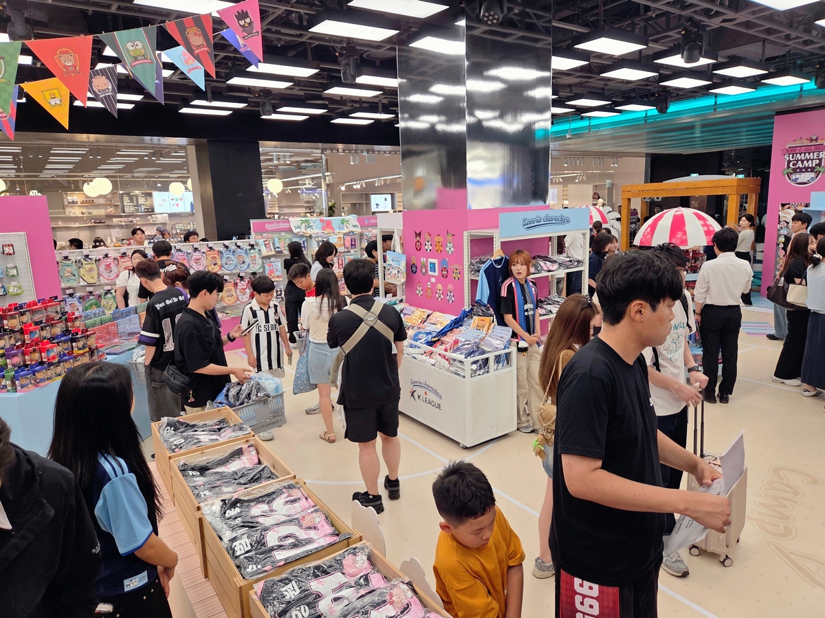 더현대 서울에서 열리고 있는 K리그 팝업스토어에 방문객들이 모여 있다. 축구팬 황의진 씨는 “지난 주말 폭염때문에 응원팀 경기장 대신 시원한 백화점 내 팝업스토어에서 시간을 보냈다. 팝업 콘셉트가 여름휴가여서 괜히 더 설렜다”며 웃었다. 박재림 기자