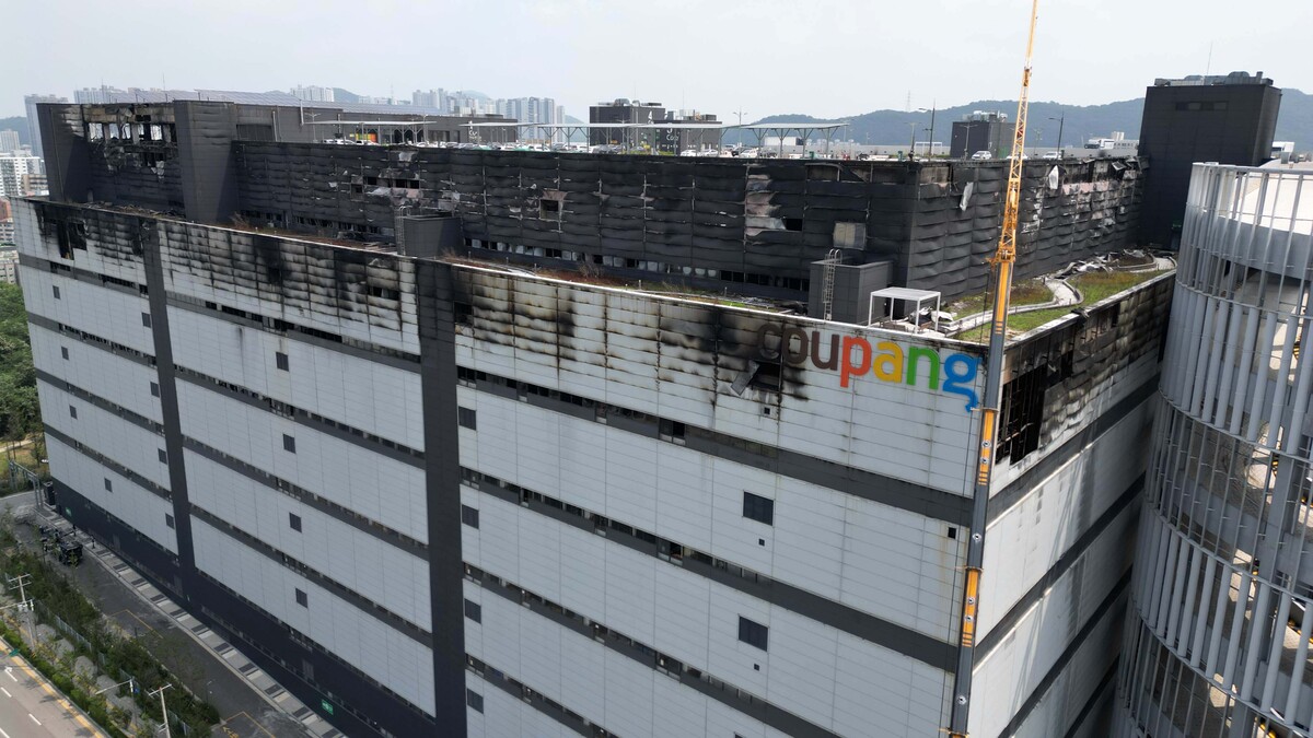 인천 서해구 쿠팡32물류센터 건물 외부가 까맣게 그을려 있다. 뉴시스