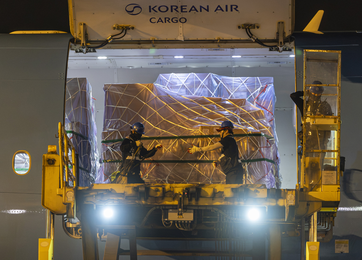 지난달 30일 인천국제공항 대한항공 화물터미널에서 관계자들이 삼성전자와 SK하이닉스의 반도체를 항공기에 적재하고 있다. 뉴시스