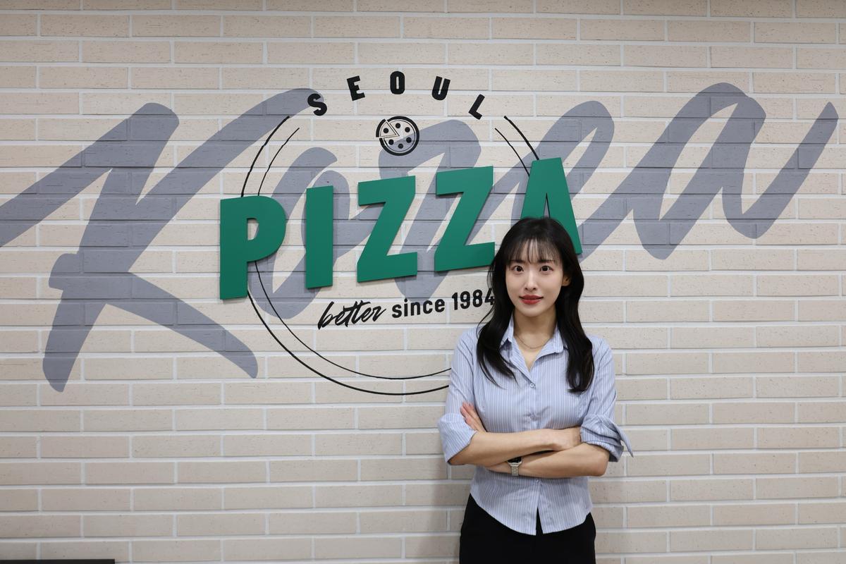기업의 SNS 계정 운영은 선택이 아닌 필수가 됐다. 기존에는 인스타그램과 블로그가 주를 이뤘다면, 최근에는 스레드로 시선이 옮겨가고 있다. 권다혜 한국파파존스 마케팅팀 대리는 파둥이를 붙잡겠다는 일념으로 스레드 계정을 개설해 보법이 다른 소통으로 17일 만에 1만 팔로워를 모았다. 그는 앞으로도 파둥이의 친구로서 친근한 소통을 이어가겠다는 포부를 전했다. 한국파파존스 제공