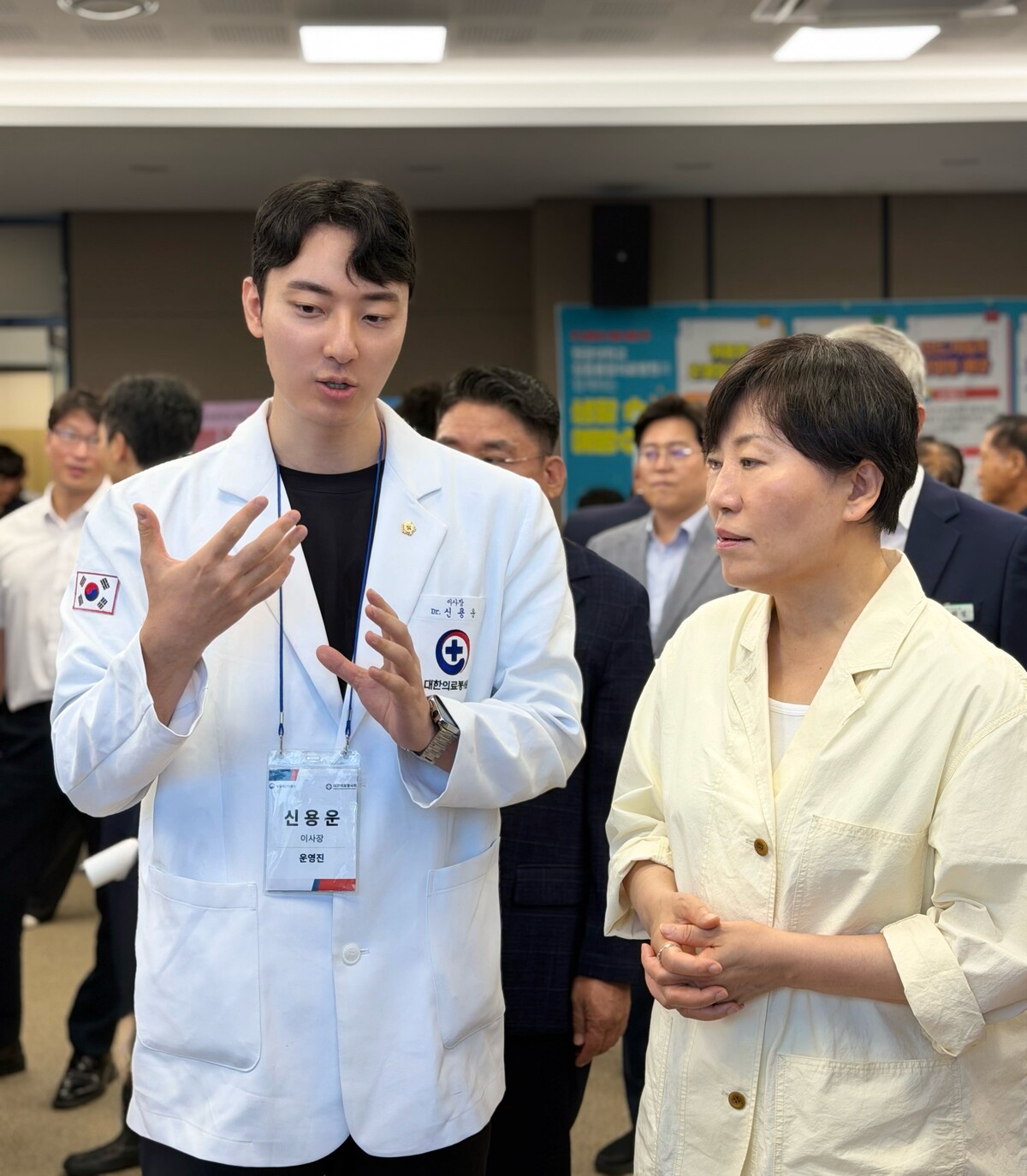 신용운 대한의료봉사회 이사장이 송미령 농림축산식품부 장관과 공공의료 현안에 대해 의견을 나누고 있다. 사진=대한의료봉사회