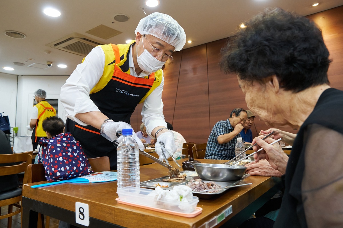 IPARK현대산업개발은 연일 무더위가 기승을 부리는 날씨가 이어지는 가운데 서울 노원구 월계종합사회복지관에서 지역 어르신들의 건강한 여름나기를 위한 삼계탕 전달식과 배식 봉사활동을 진행했다. IPARK현대산업개발 제공