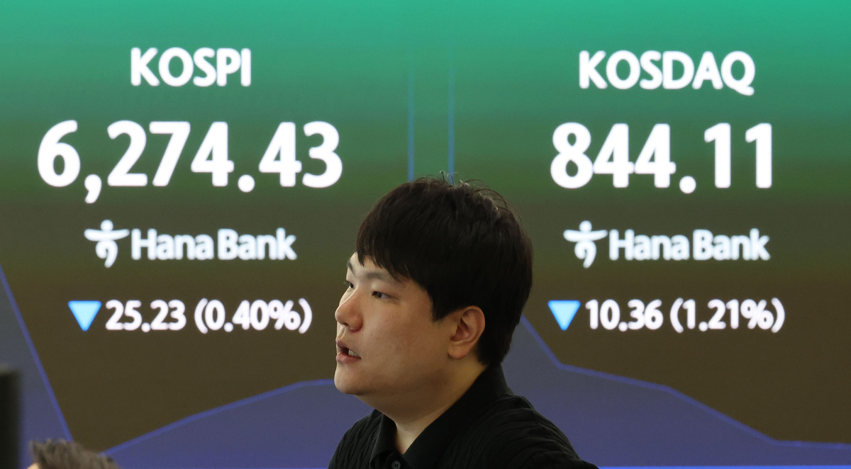 11일 오전 서울 중구 하나은행 딜링룸에서 딜러들이 업무를 보고 있다. 뉴시스 제공