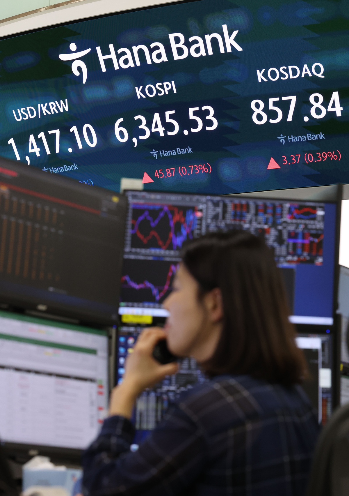 11일 오후 서울 중구 하나은행 딜링룸에서 딜러들이 업무를 보고 있다. 뉴시스 제공