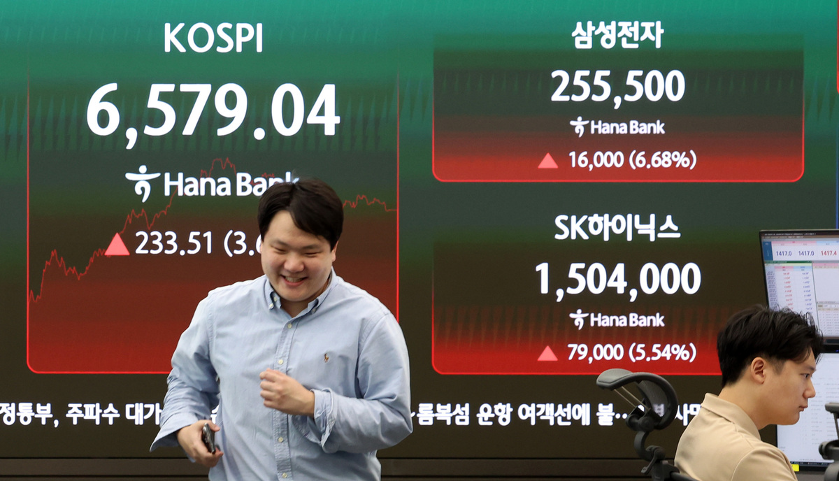 12일 오후 서울 중구 하나은행 딜링룸. 뉴시스 제공