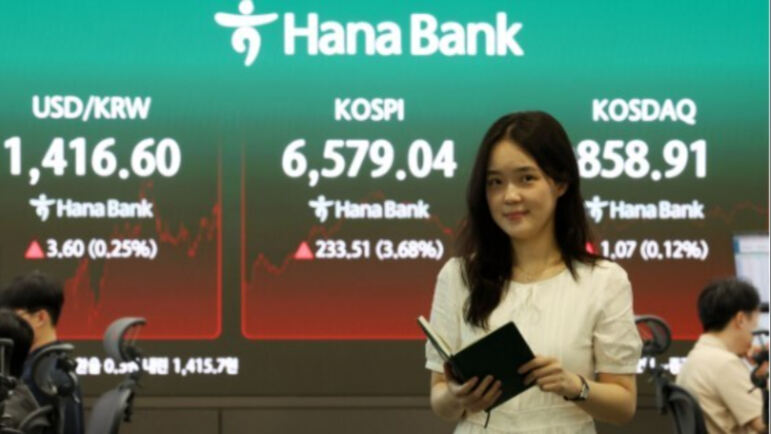 12일 오후 서울 중구 하나은행 딜링룸 전광판에 종가가 표시돼 있다. 뉴시스 제공