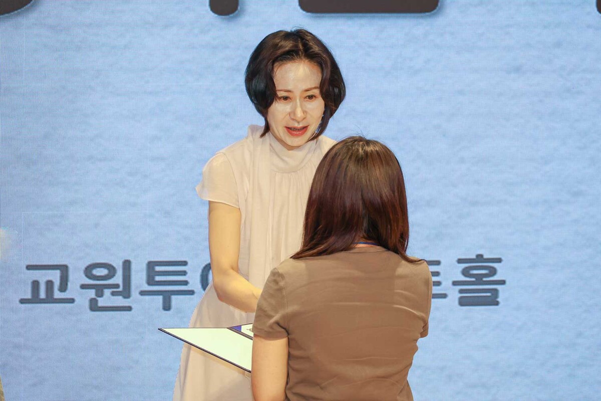 장혜선 롯데장학재단 이사장이 장학생에게 장학금을 수여하고 있다. 롯데장학재단 제공
