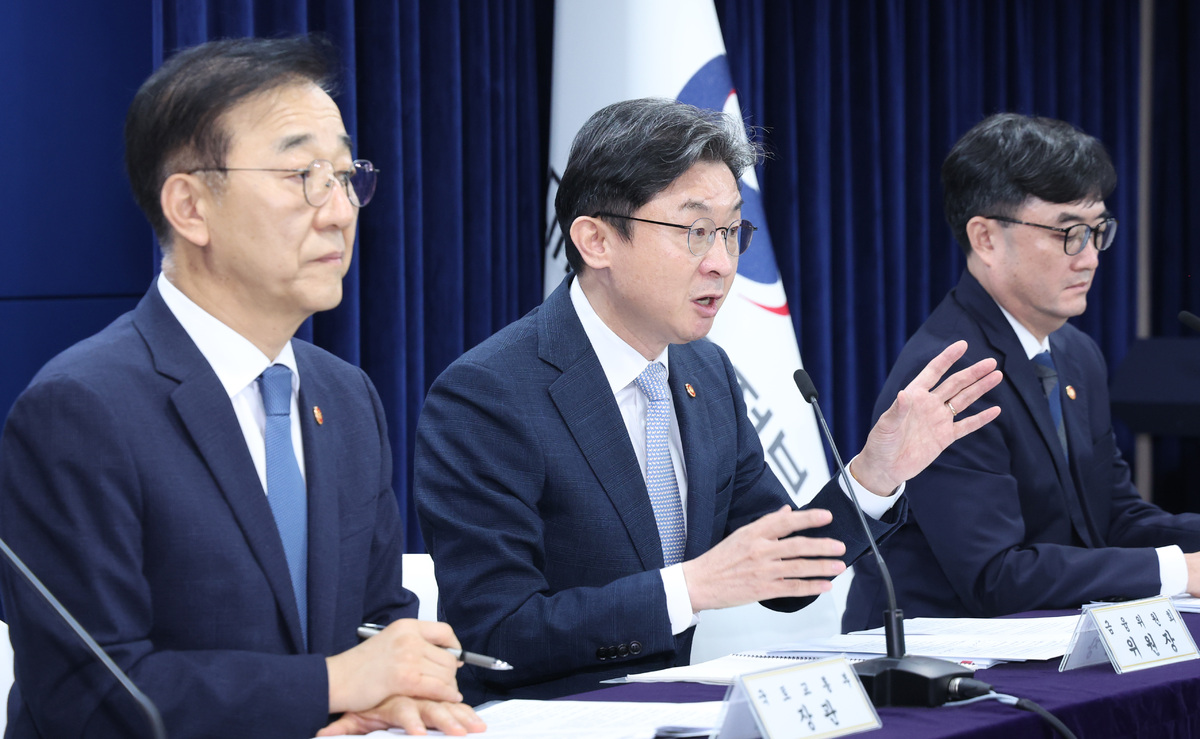 이억원 금융위원장이 13일 오전 서울 종로구 정부서울청사에서 '전월세 및 매매시장 안정을 위한 주택 신속공급 방안 및 부동산 시장 안정을 위한 금융 종합대책'을 발표하고 있다. 왼쪽부터 김윤덕 국토교통부 장관, 이 위원장, 임기근 국무조정실장. 뉴시스