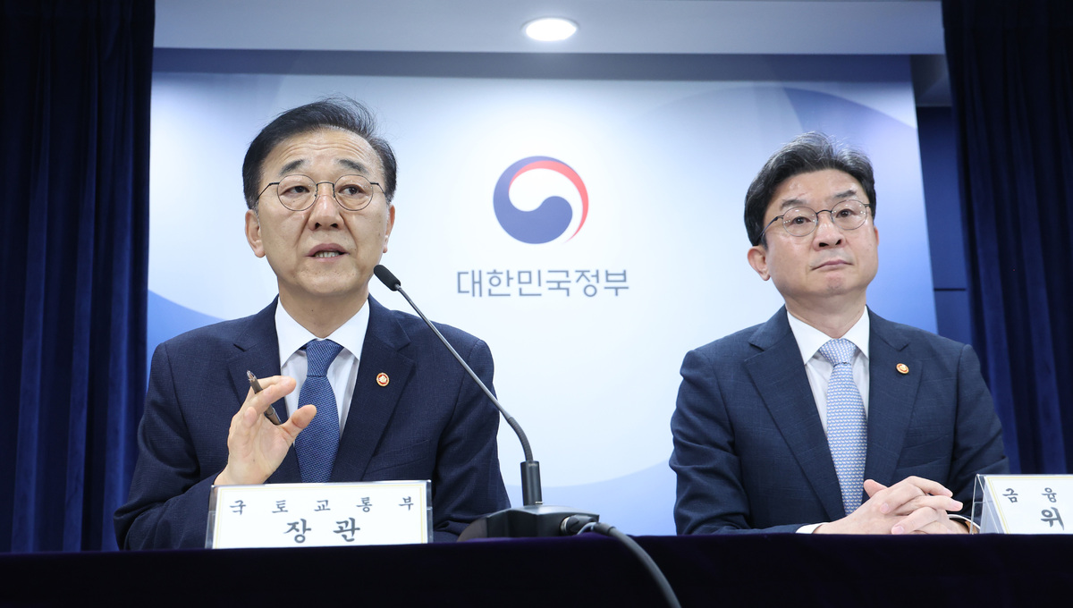 김윤덕 국토교통부 장관(왼쪽)이 13일 오전 서울 종로구 정부서울청사에서 '전월세 및 매매시장 안정을 위한 주택 신속공급 방안 및 부동산 시장 안정을 위한 금융 종합대책'을 발표하고 있다. 뉴시스
