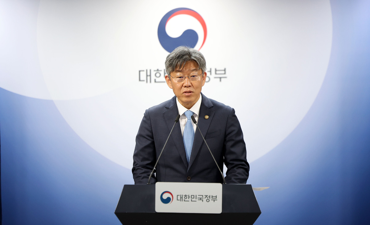 김이탁 국토교통부 1차관이 지난 5월 12일 서울 종로구 정부서울청사에서 토지거래허가구역 실거주 의무 유예 관련 내용을 브리핑하고 있다. 뉴시스