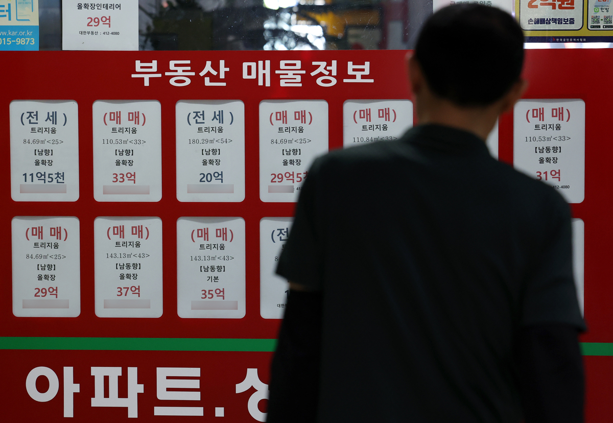 서울 아파트 매매가격과 전세값이 나란히 상승세를 이어간 가운데 지난달 26일 서울 송파구의 한 공인중개사무소에 매물 안내문이 붙어 있다. 뉴시스