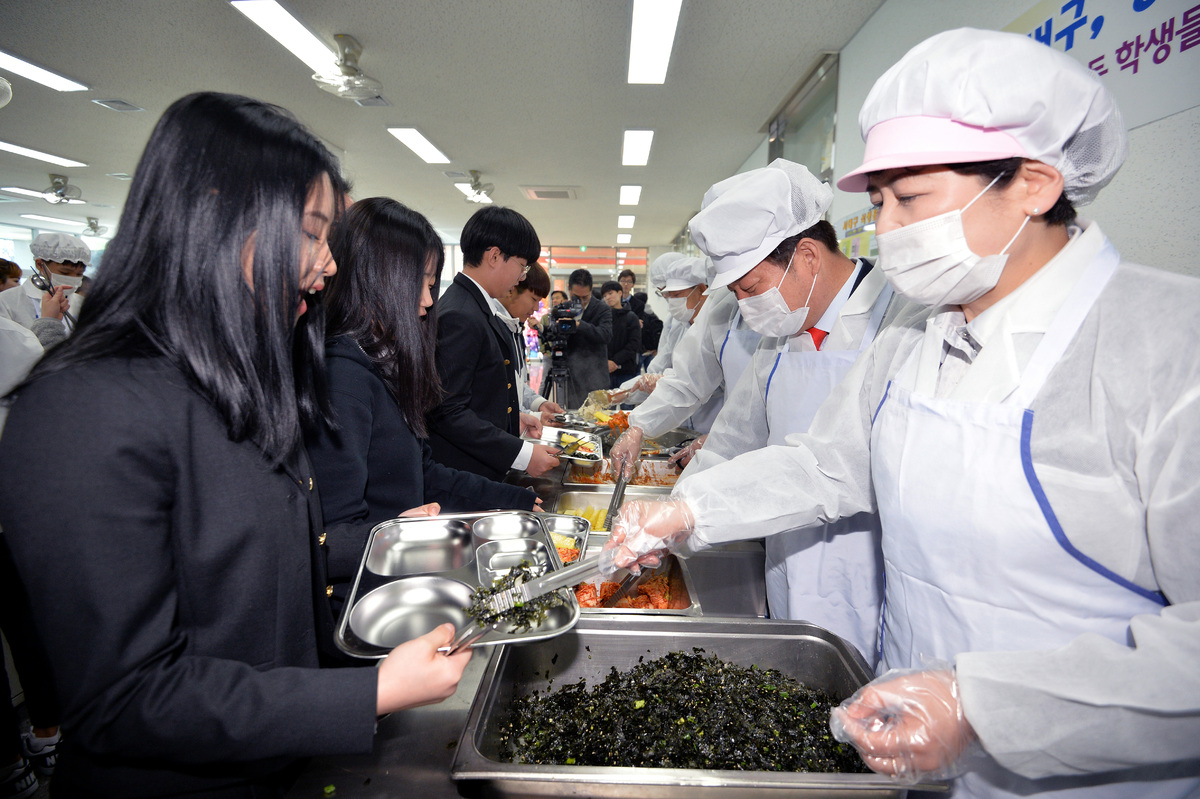 중학교 무상급식이 전면 실시된 2019년&nbsp;대구 서구 비산동 서대구중학교 식생활관에서 권영진 대구시장을 비롯한 참석자들이 학생들에게 점심을 배식하고 있다. 뉴시스