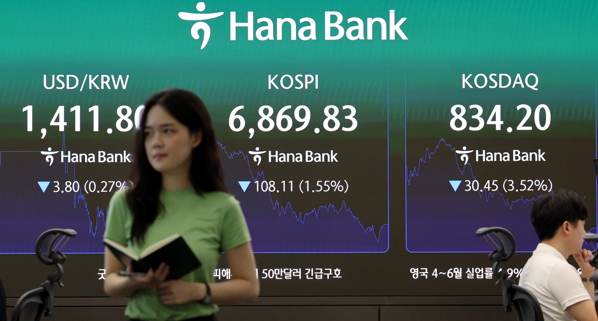 18일 오후 서울 중구 하나은행 본점 딜링룸 모습. 뉴시스 제공