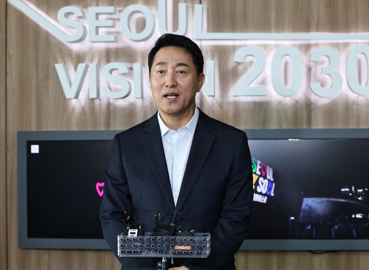 오세훈 서울시장이 지난 18일 서울 중구 서울시청에서 용산을 지역구로 둔 권영세 국민의힘 의원과 용산공원 및 용산국제업무지구 주택공급과 관련해 논의한 뒤 취재진 질문에 답하고 있다. (공동취재)