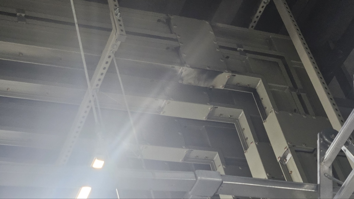 19일 오후 인천 서해구 원창동 한 물류창고 건물 지하 1층 기계실 배전반에서 불이 났다. 사진=인천소방본부 제공