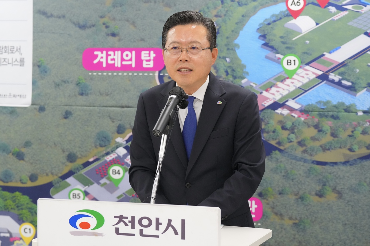 장기수&nbsp;천안시장이 19일 시청에서 K-컬처&nbsp;박람회&nbsp;세부&nbsp;실행계획을 설명하고 있다. 사진= 천안시 제공