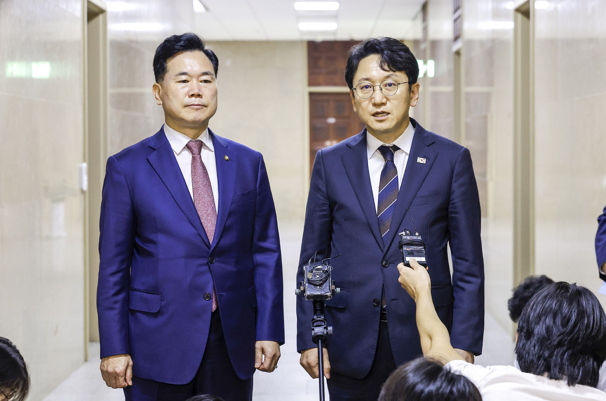 천준호 더불어민주당 원내운영수석부대표(오른쪽)와 김승수 국민의힘 원내운영수석부대표가 20일 여의도 국회운영위원장실에서 본회의 안건 조율을 마친&nbsp;뒤 나와 취재진에게 입장을 밝히고 있다. 뉴시스