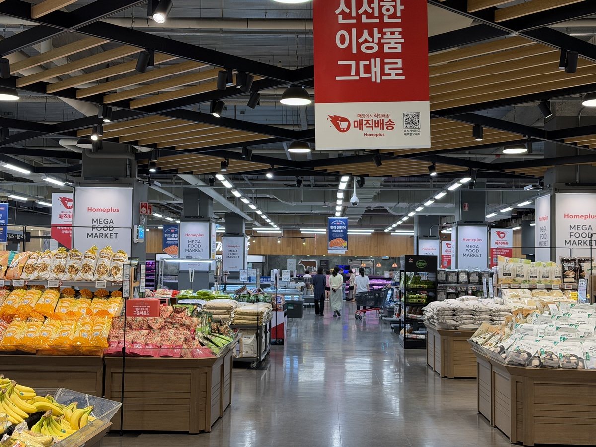 재개장 이후 약 2주가 흐른 25일 홈플러스 강서점이 대체로 한산한 모습을 보이고 있다. 이화연 기자