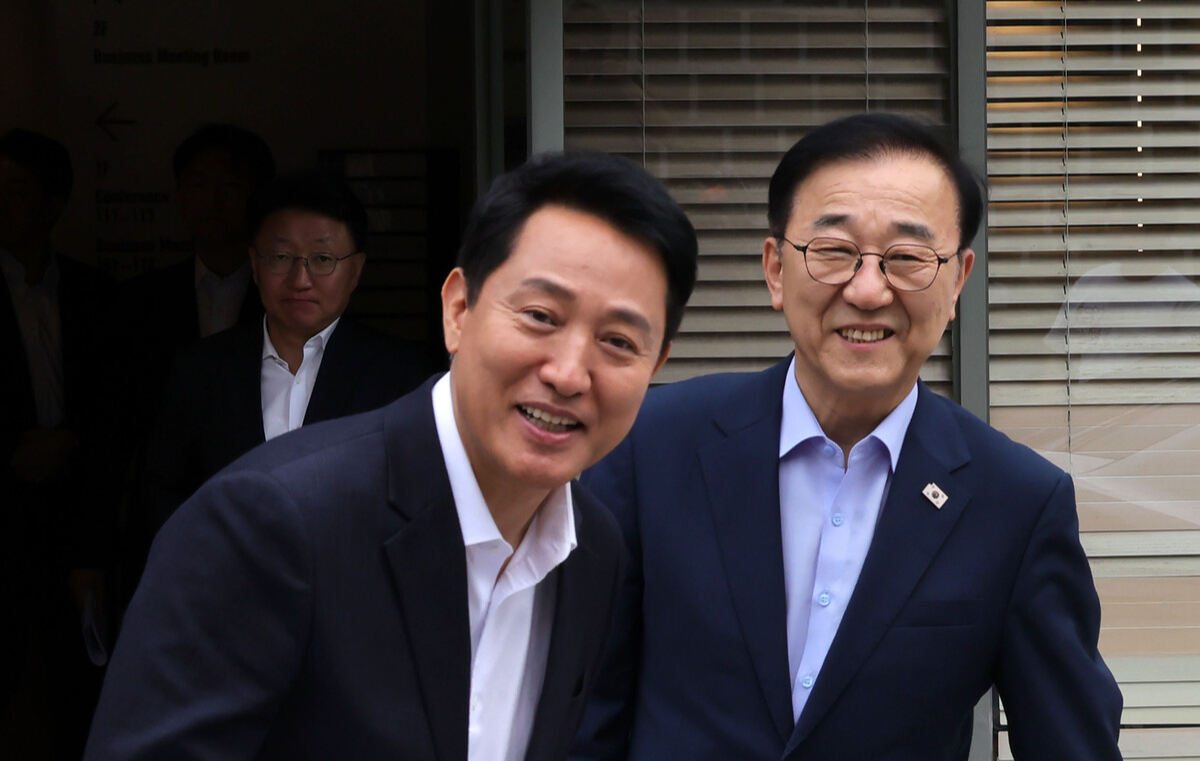 용산공원에 주택을 짓는 게 과연 장기적으로 옳은 일일까. 종묘와 마찬가지로 보존해야 할 것들마저 아파트로 바꾸는 것에는 반발심이 생길 수밖에 없다. 김윤덕 국토교통부 장관(오른쪽)과 오세훈 서울시장이 26일 서울 모처에서 주택공급 관련 2차 회동을 마친 뒤 환하게 웃고 있다. 뉴시스