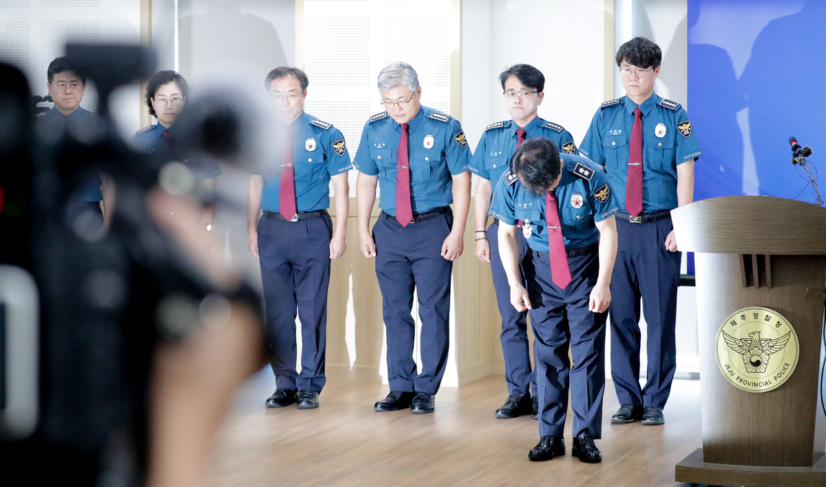 ‘고 장미란씨 실종 사건 허위 종결’&nbsp;파문이 이어지자 고평기 제주경찰청장이 27일 오전 제주시 노형동 제주경찰청 7층 회의실에서 열린 지휘부 회의에서 관련 사안에 대해 사과하고 있다. 사진=뉴시스