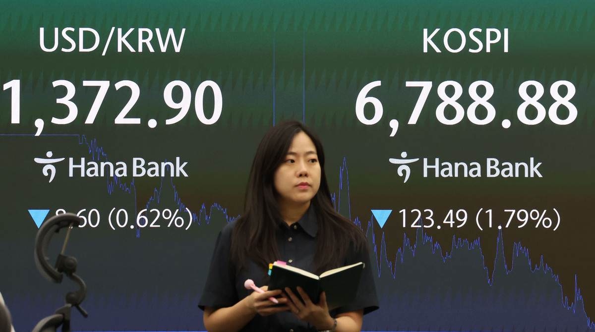 지난 28일 오후 서울 중구 하나은행 딜링룸에서 딜러들이 업무를 보고 있다. 이날 서울 외환시장에 따르면 원·달러 환율은 전 거래일보다 8.4원 내린 1372.5원에 마감했다. 뉴시스