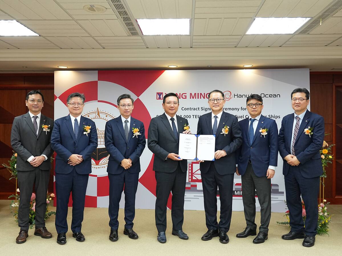 대만 현지에서 한화오션 김희철 대표이사(오른쪽에서 세번째)와 양밍해운 차이 펑밍 회장(오른쪽에서 네번째)을 비롯한 양사 관계자들이 계약식을 마친 뒤 기념촬영을 하고 있다. 한화오션 제공