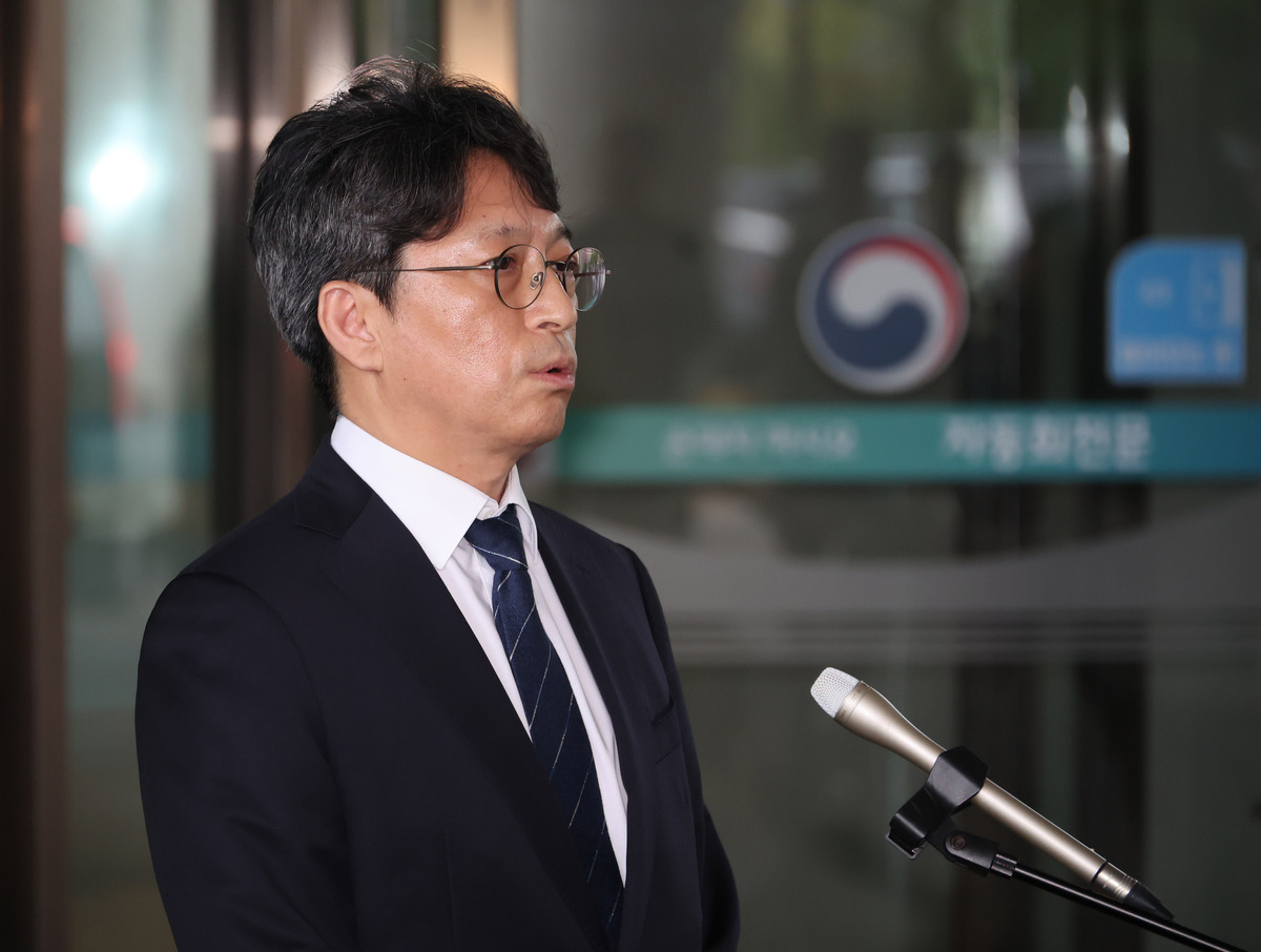 홍지선 국토교통부 장관 후보자가 지난달 31일 오전 세종시 정부세종청사로 출근하며 취재진 질문에 답하고 있다. 뉴시스