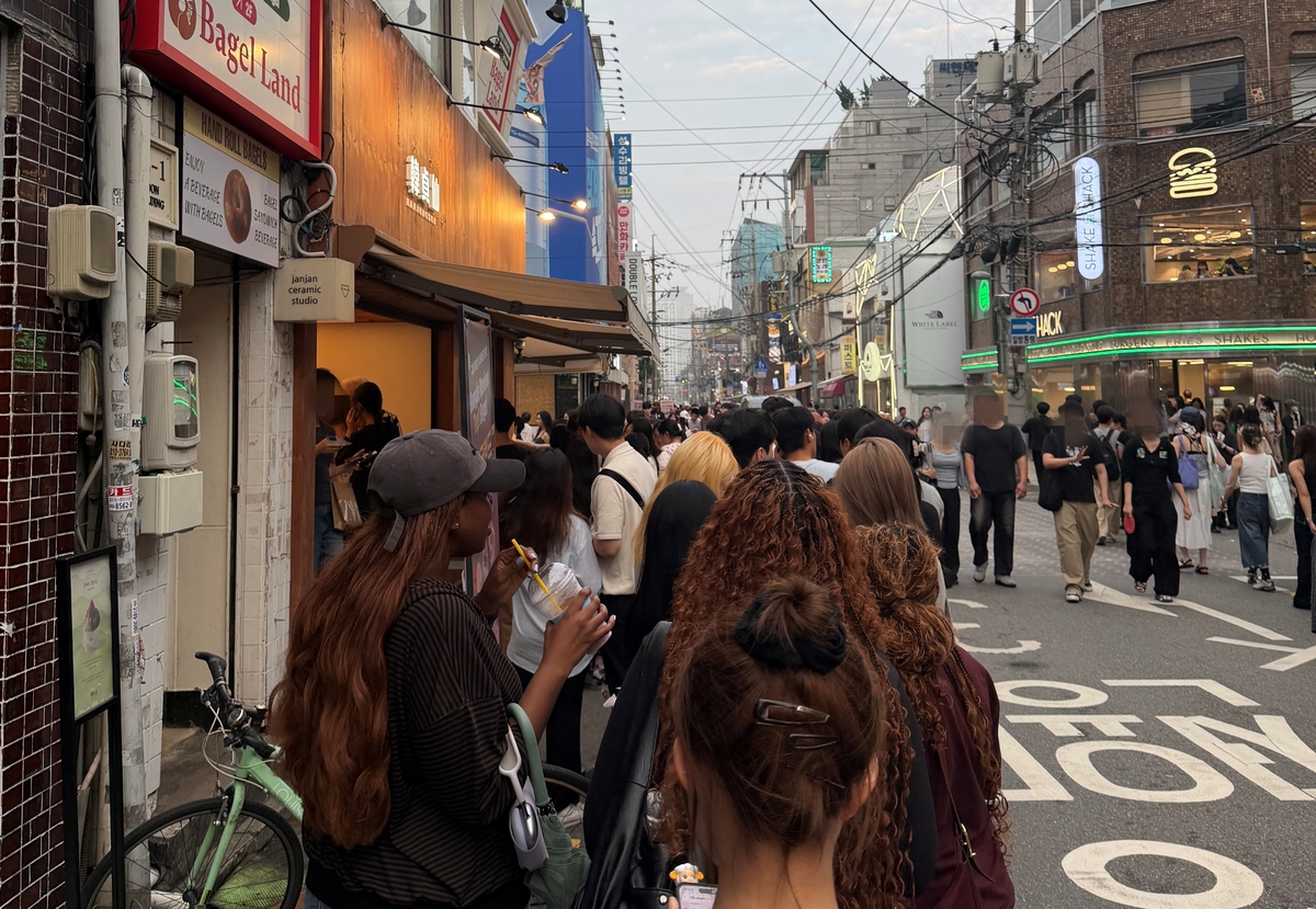 서울 성수동의 한정선 매장 앞에 과일 찹쌀떡을 구매하려는 소비자들이 줄지어 서있다. 이화연 기자