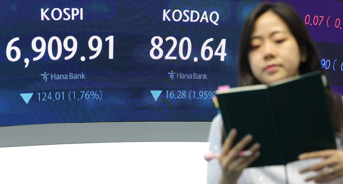 코스피가 전 거래일보다 124.01포인트(1.76%) 내린 6909.91로 장을 마감한 지난 11일 오후 서울 중구 하나은행 딜링룸 전광판에 지수가 표시되고 있다. 뉴시스