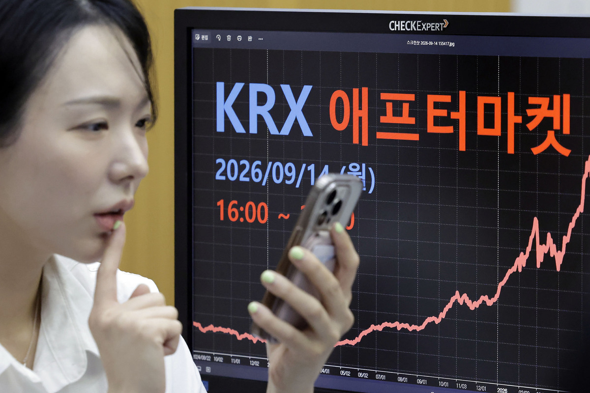 한국거래소(KRX) 애프터마켓 개장 첫날인 지난 14일 서울 여의도 거래소에서 관계자가 애프터마켓의 각 단일종목별 실시간 시황을 확인하고 있다. 뉴시스