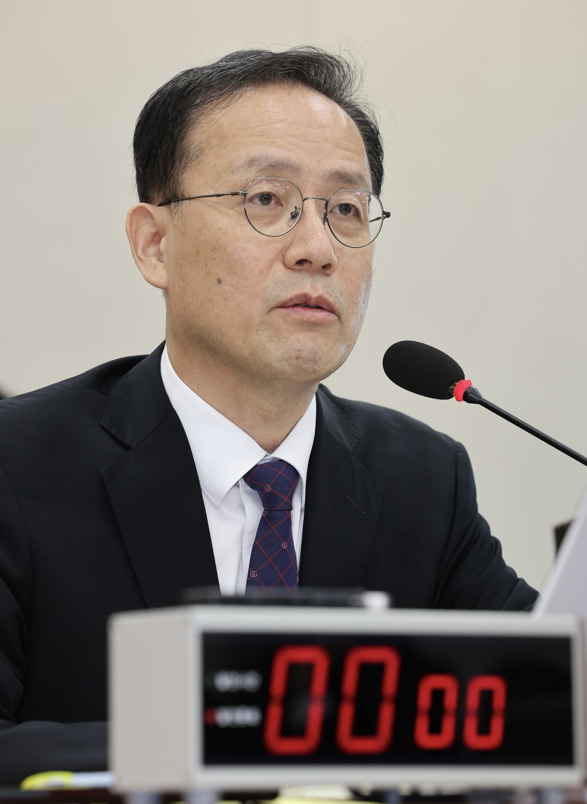이형일 부총리 겸 재정경제부장관 후보가 15일 여의도 국회에서 열린 제439회 국회(정기회) 재정경제기획위원회 국무위원후보자(부총리 겸 재정경제부장관 이형일) 인사청문회에서 의원 질의에 답하고 있다. 뉴시스