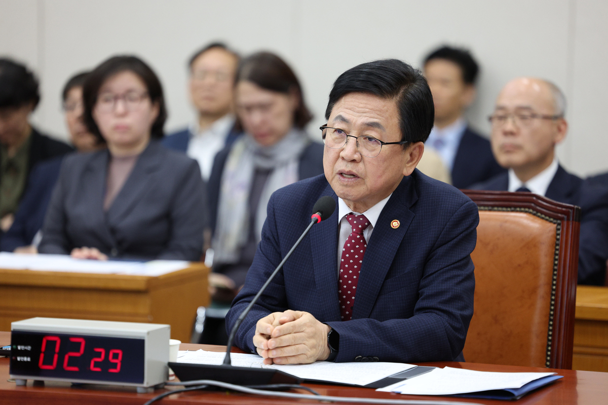 최교진 교육부 장관이 16일 서울 여의도 국회에서 열린 교육위원회 전체회의에서 김희정 국회 교육위원회 위원장 질의에 답변하고 있다. 뉴시스
