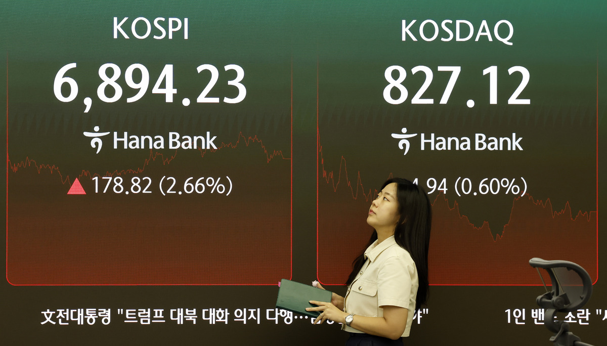 18일 서울 중구 하나은행 딜링룸 전광판에 주요 지수가 표시돼 있다. 뉴시스 제공