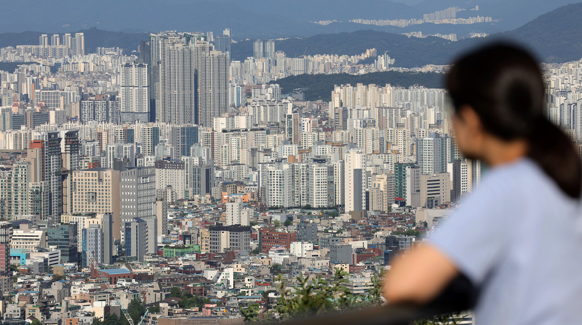 서울 아파트 전셋값이 역대 최고치를 기록한 가운데 20일 서울 용산구 남산에서 아파트 단지가 보이고 있다. 뉴시스