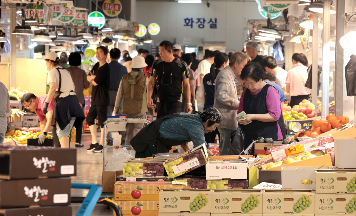 인천 남동구 남촌농산물도매시장을 찾은 시민들이 선물 및 제수용 과일을 구입하고 있다. 뉴시스