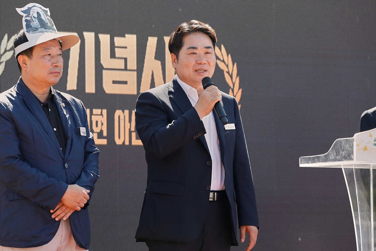 오세현 아산시장이 송곡 은행나무 창작마루 개관식에서 인사말을 하고 있다. 사진= 아산시 제공