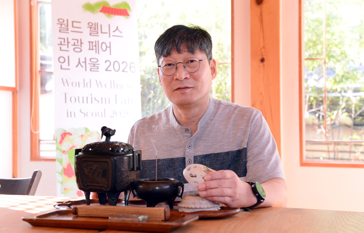 김윤철 몽다원 대표가 29일 서울 은평 한옥마을 채운당에서 열린 '월드 웰니스 관광페어 인 서울 2026'에서 향과 명상 클래스를 진행하고 있다. 김두홍 기자