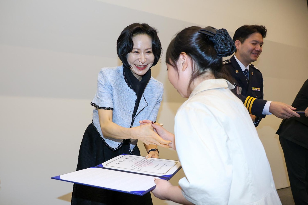장혜선 롯데장학재단 이사장이 장학증서를 수여하고 있다. 롯데장학재단 제공
