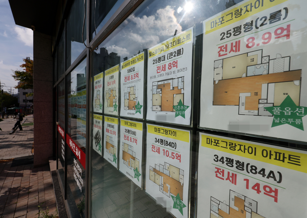 서울에&nbsp;&nbsp;비롯한 전국 주택 공급 선행지표는 개선되고 있지만 단기적으로는 올해 4분기까지 여전히 공급 부족 우려가 남아있는 상황이다. 최근 서울 마포구의 한 공인중개사무소에 아파트 매물 안내문이 붙어 있다. 뉴시스